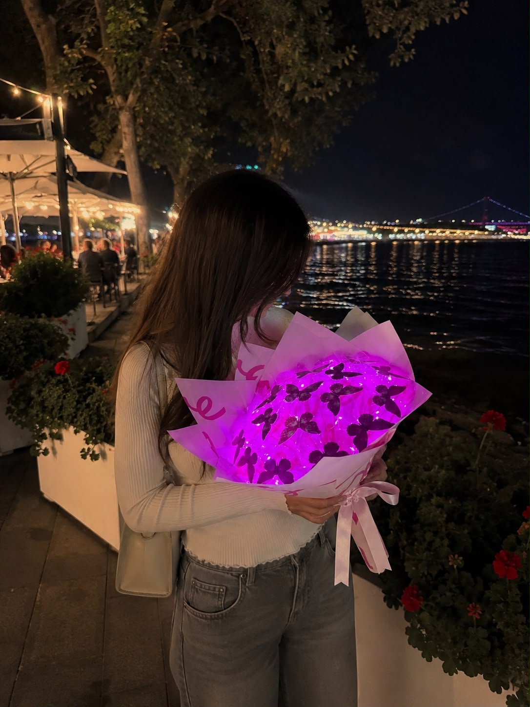 Işıltılı Kelebek Buketi – LED’li Özel Tasarım